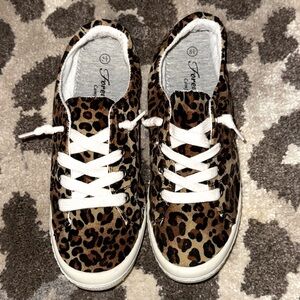 Forever Comfort velvet-like leopard print sneakers